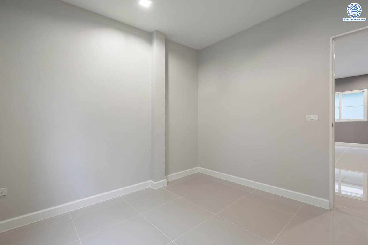 บ้านมือสองตกแต่งใหม่ โครงการ ธนานนท์ ราชพฤกษ์ เนื้อที่ 60 ตร.ว. ฟังก์ชัน 3 ห้องนอน 3 ห้องน้ำ จอดรถได้ 2 คัน พร้อมห้องอเนกประสงค์ 1 ห้อง สามารถปรับเปลี่ยนเป็นห้องทำงาน หรือห้องนอนได้ตามความต้องการ Facilities ตอบโจทย์ทุกกิจกรรม! บนทำเลติดถนนราชพฤกษ์ ใกล้วงเวียนพระราม5 เซ็นทรัลเวสต์เกต และรถไฟฟ้า "สถานีบางรักน้อยท่าอิฐ"